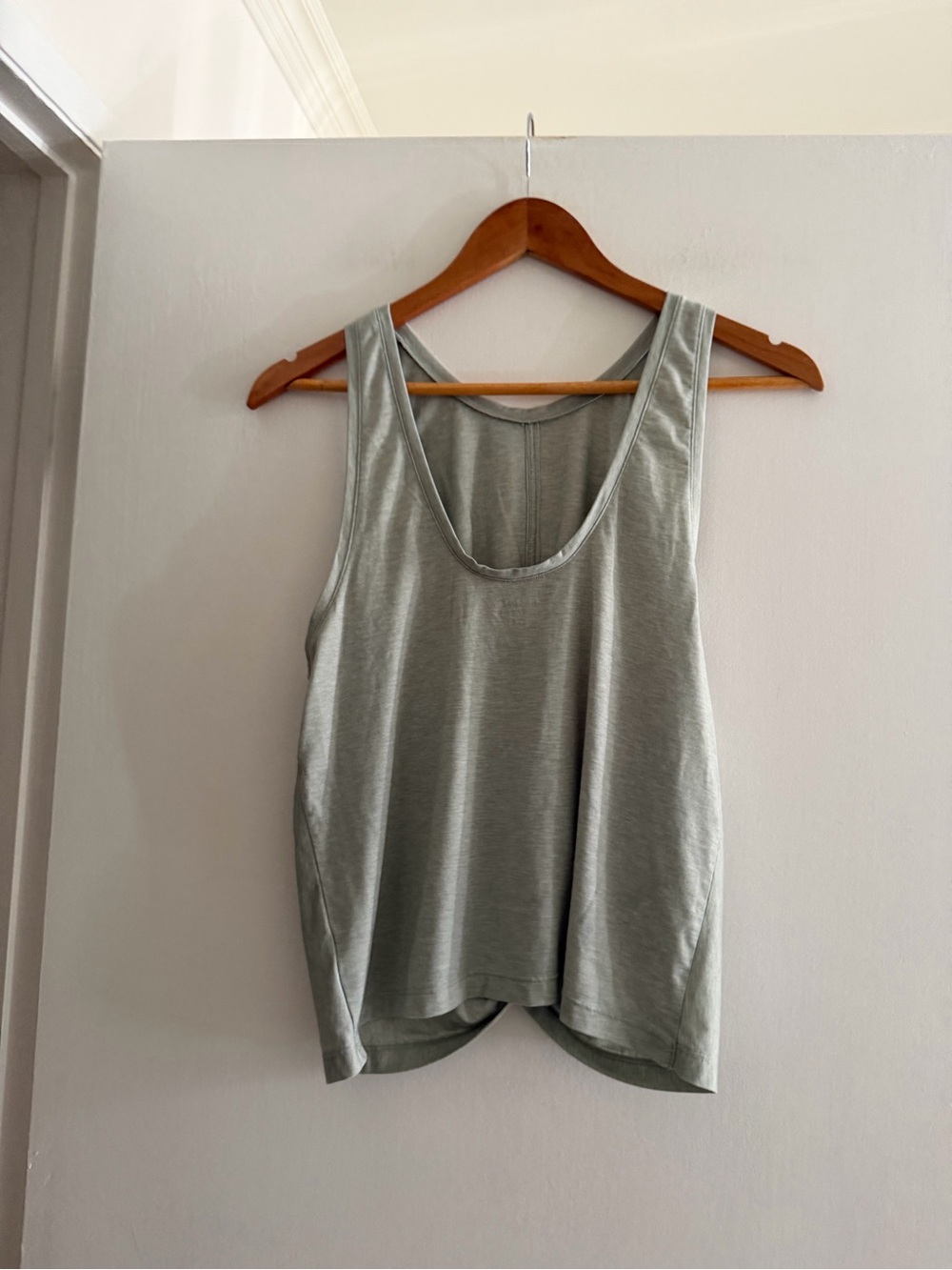 Athleta Opal Green Heather Athletic Essence Twist Tank Top size Large EUC - Picture 5 of 8